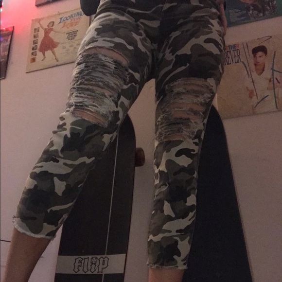 Ripped Camo Size 9 Ankle Pants - Picture 3 of 14
